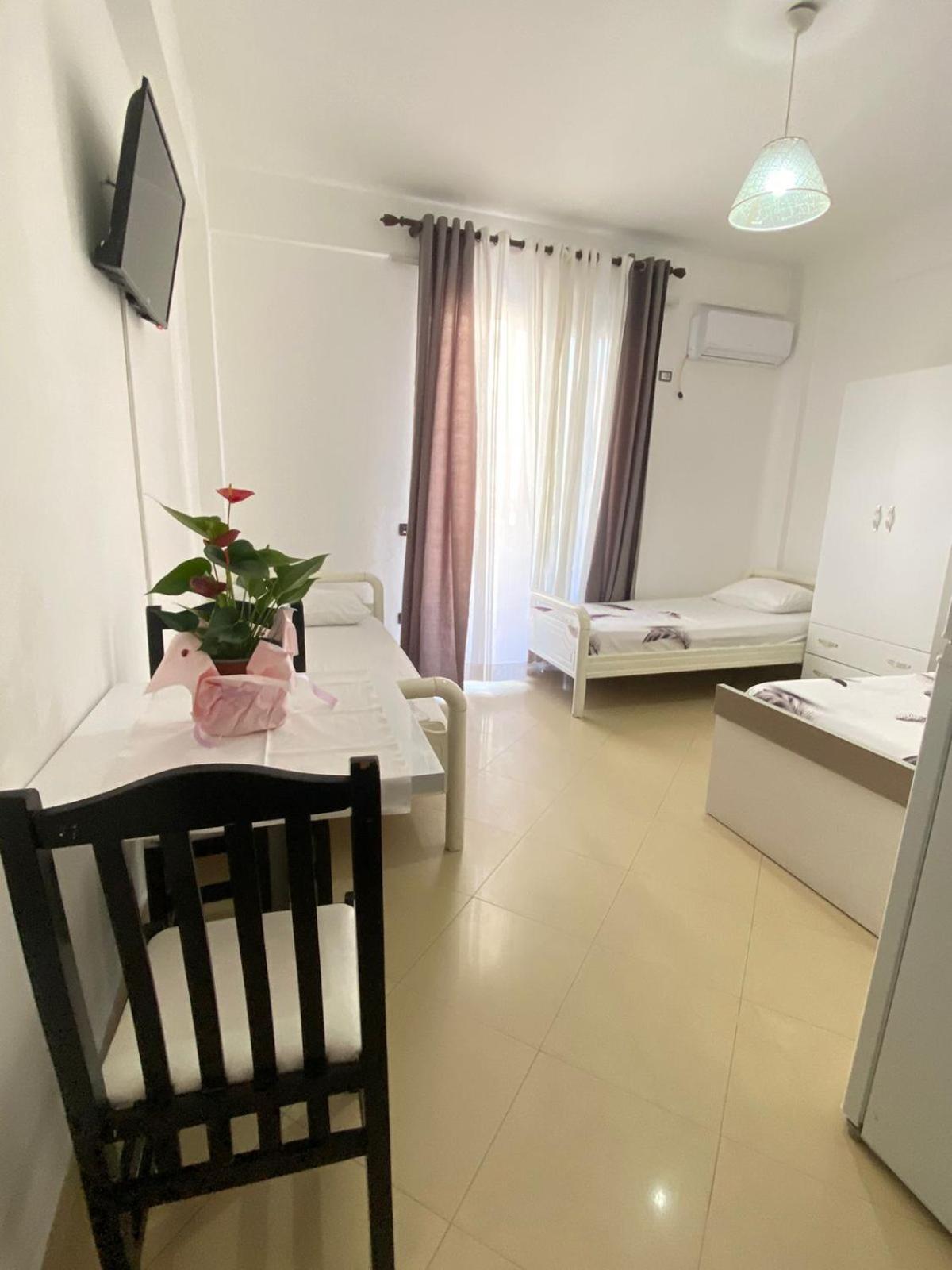 Marra'S Rooms Durres Bagian luar foto