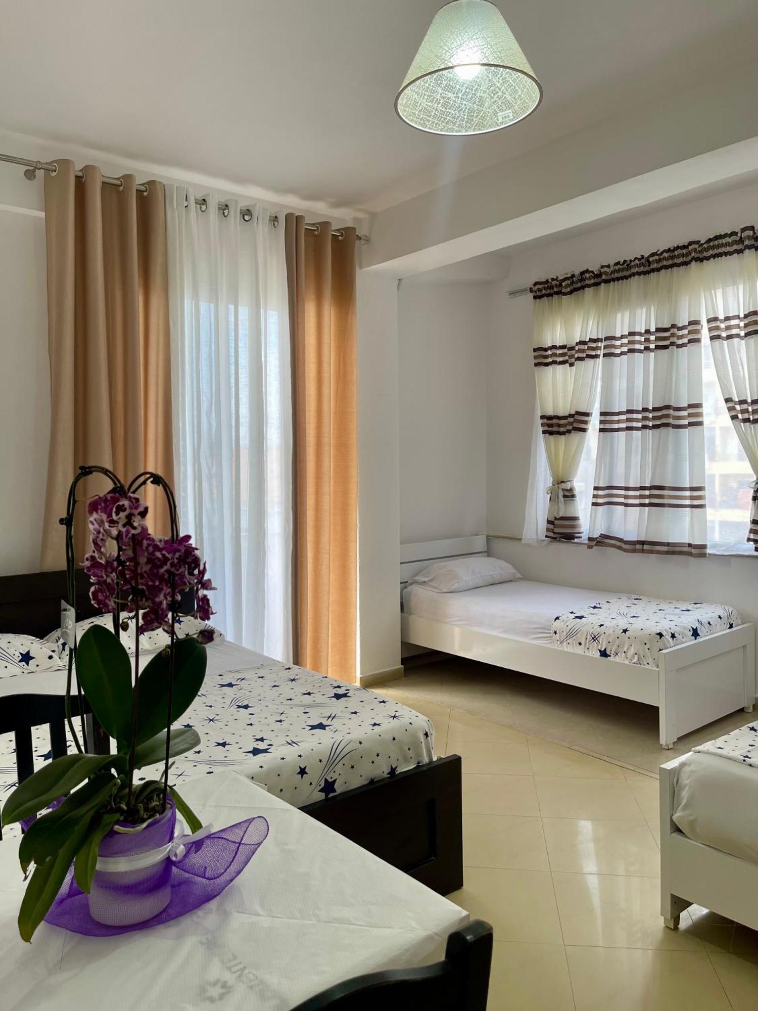 Marra'S Rooms Durres Bagian luar foto